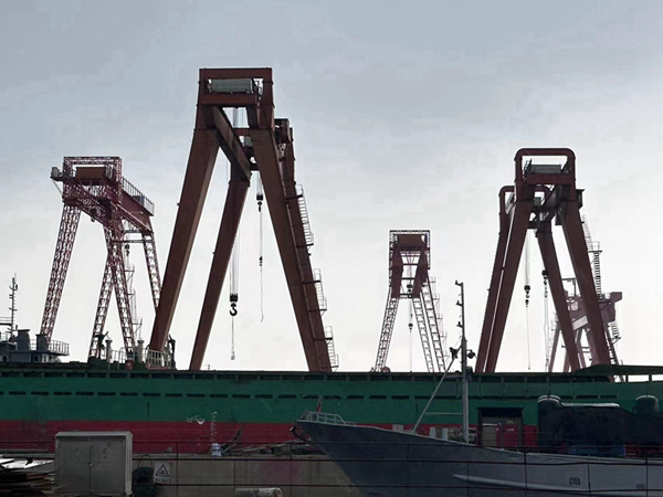 江蘇鎮(zhèn)江造船門式起重機廠家造船門式起重機安全穩(wěn)定